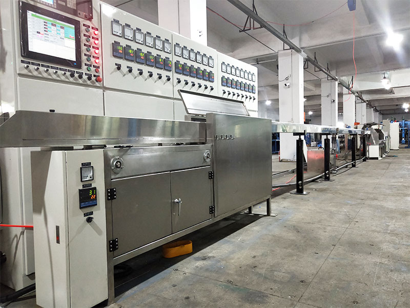 ¿Cuáles son los riesgos de utilizar cinta aislante para fijar cables?